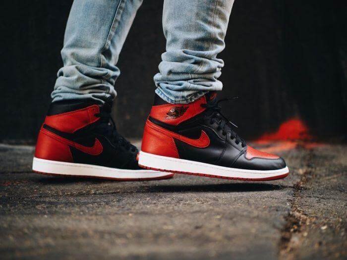 air jordan 1 mid gym red on feet